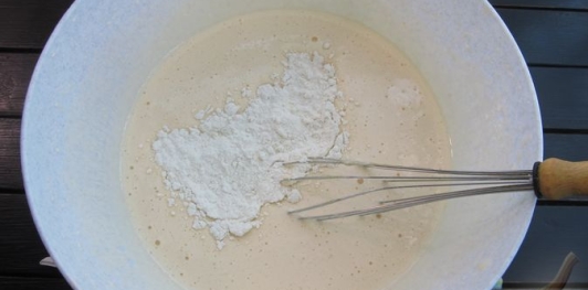 Медовый рулет с яблоками