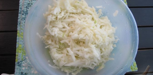 Медовый рулет с яблоками