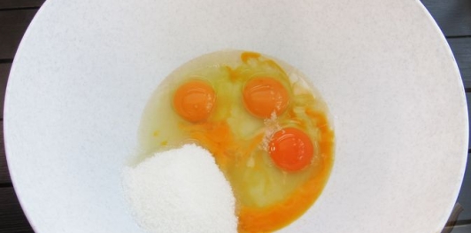 Медовый рулет с яблоками