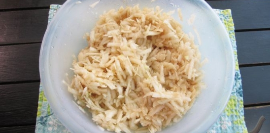Медовый рулет с яблоками