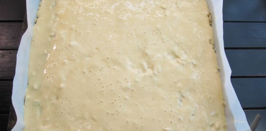 Медовый рулет с яблоками