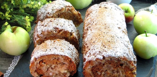 Медовый рулет с яблоками