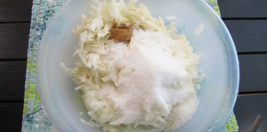 Медовый рулет с яблоками
