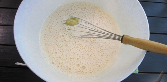 Медовый рулет с яблоками