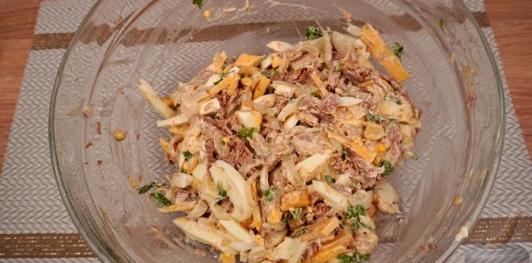 Мясной салат с сыром и маринованным луком