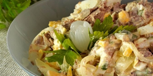 Мясной салат с сыром и маринованным луком