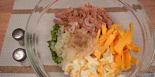 Мясной салат с сыром и маринованным луком