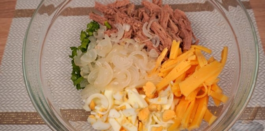 Мясной салат с сыром и маринованным луком