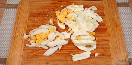 Мясной салат с сыром и маринованным луком