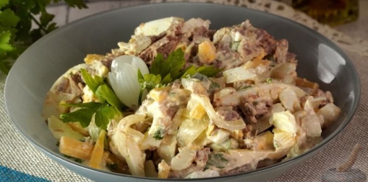 Мясной салат с сыром и маринованным луком