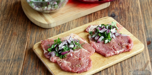 Мясные рулетики с зеленью