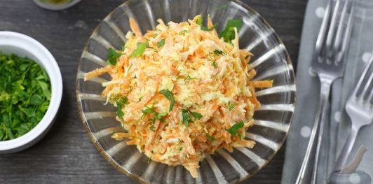 Морковный салат с сыром, яйцами и чесноком