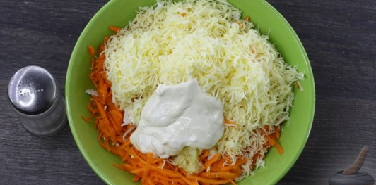 Морковный салат с сыром, яйцами и чесноком