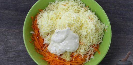 Морковный салат с сыром, яйцами и чесноком