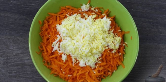 Морковный салат с сыром, яйцами и чесноком