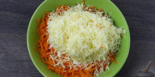 Морковный салат с сыром, яйцами и чесноком
