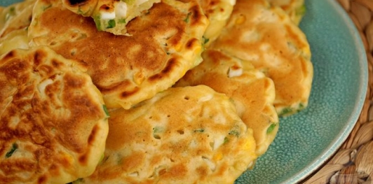 Оладьи на кефире с яйцом и зелёным луком