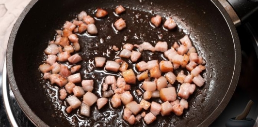 Овсяная каша с жареным салом и чесноком