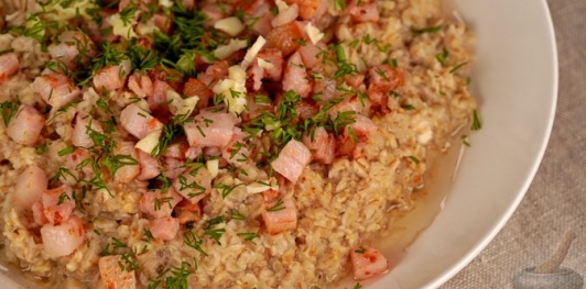 Овсяная каша с жареным салом и чесноком