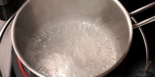 Овсяная каша с жареным салом и чесноком