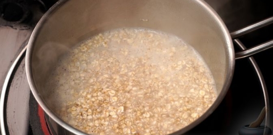 Овсяная каша с жареным салом и чесноком