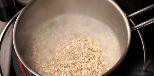 Овсяная каша с жареным салом и чесноком