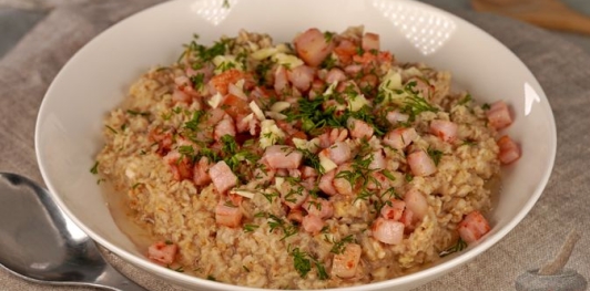 Овсяная каша с жареным салом и чесноком