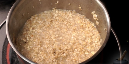 Овсяная каша с жареным салом и чесноком