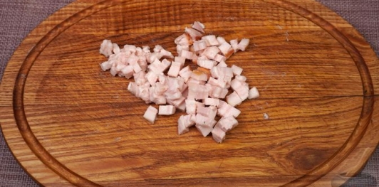 Овсяная каша с жареным салом и чесноком