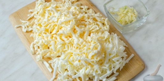 Печёночные блинные рулетики с морковью и плавленым сыром