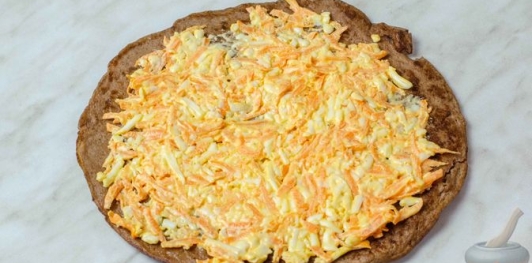 Печёночные блинные рулетики с морковью и плавленым сыром
