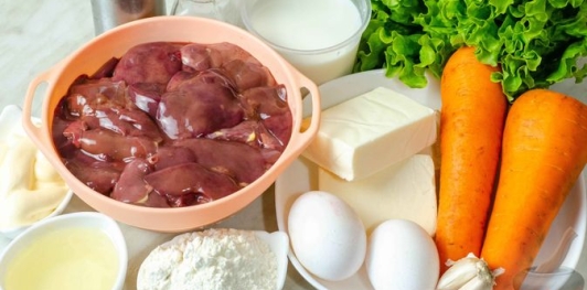 Печёночные блинные рулетики с морковью и плавленым сыром
