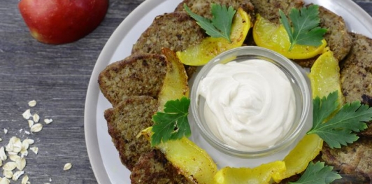 Печёночные оладьи с яблоками (без муки)