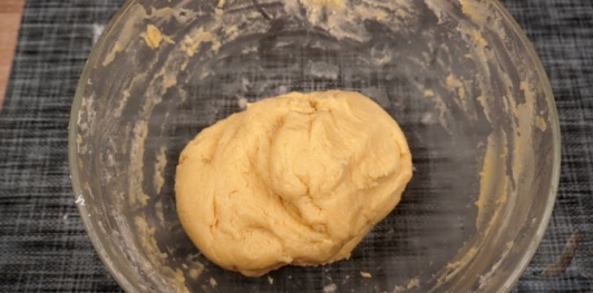 Песочный рулет с ореховой начинкой