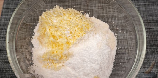 Песочный рулет с ореховой начинкой