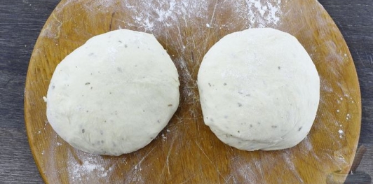 Пицца с копченой грудинкой, колбасой и грибами