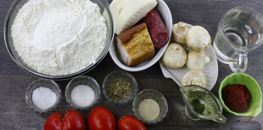 Пицца с копченой грудинкой, колбасой и грибами