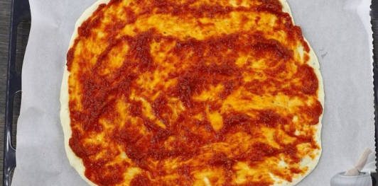 Пицца с копченой грудинкой, колбасой и грибами