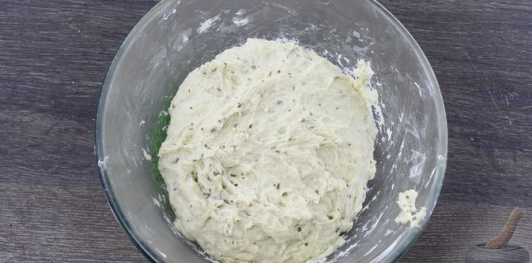 Пицца с копченой грудинкой, колбасой и грибами