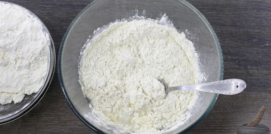 Пицца с копченой грудинкой, колбасой и грибами