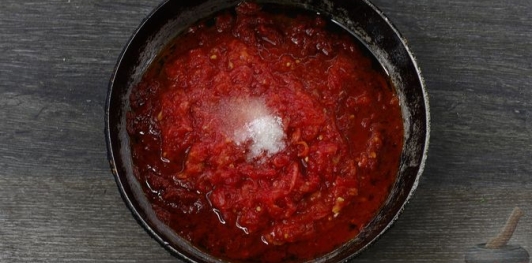Пицца с копченой грудинкой, колбасой и грибами