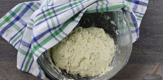 Пицца с копченой грудинкой, колбасой и грибами