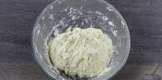 Пицца с копченой грудинкой, колбасой и грибами