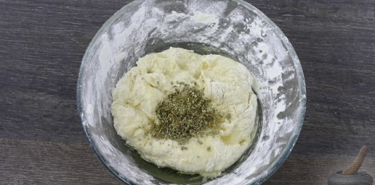Пицца с копченой грудинкой, колбасой и грибами