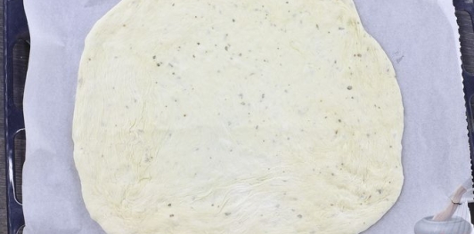 Пицца с копченой грудинкой, колбасой и грибами