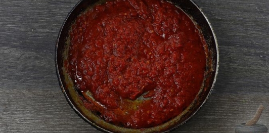 Пицца с копченой грудинкой, колбасой и грибами