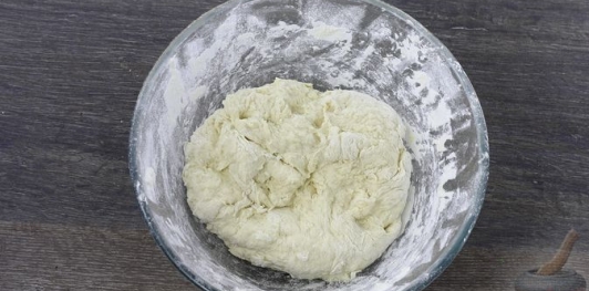Пицца с копченой грудинкой, колбасой и грибами