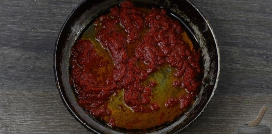 Пицца с копченой грудинкой, колбасой и грибами