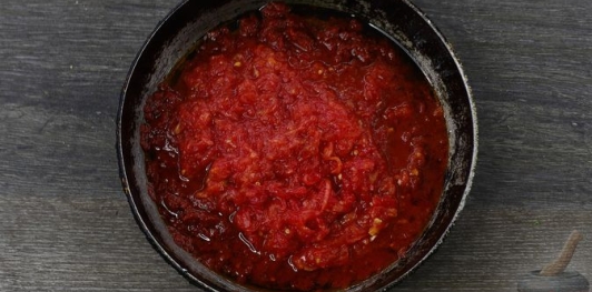 Пицца с копченой грудинкой, колбасой и грибами