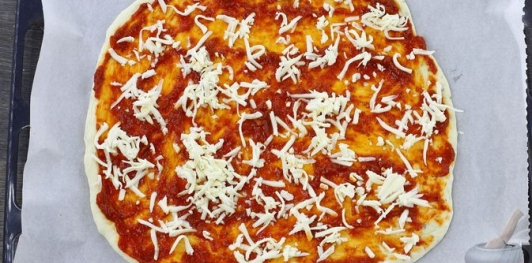 Пицца с копченой грудинкой, колбасой и грибами